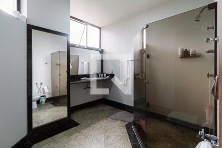 Casa à venda com 1000m², 6 quartos e 9 vagasBanheiro das semi suíte 3 e 4