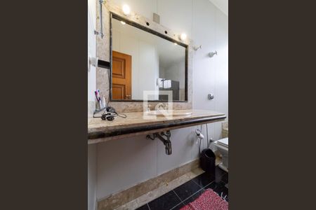 Casa à venda com 1000m², 6 quartos e 9 vagasBanheiro social das semi suítes 1 e 2