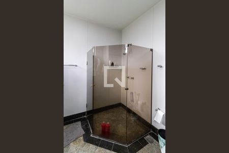 Casa à venda com 1000m², 6 quartos e 9 vagasBanheiro das semi suíte 3 e 4