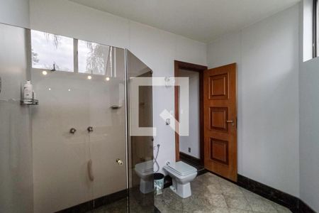 Casa à venda com 1000m², 6 quartos e 9 vagasBanheiro das semi suíte 3 e 4