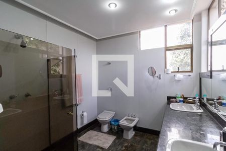 Casa à venda com 1000m², 6 quartos e 9 vagasBanheiro da suíte master