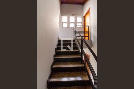 Casa à venda com 1000m², 6 quartos e 9 vagasEscada