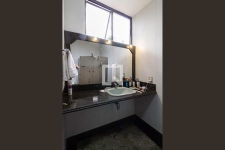 Casa à venda com 1000m², 6 quartos e 9 vagasBanheiro das semi suíte 3 e 4