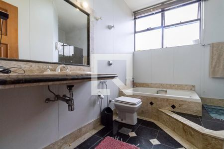 Casa à venda com 1000m², 6 quartos e 9 vagasBanheiro social das semi suítes 1 e 2