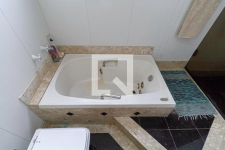 Casa à venda com 1000m², 6 quartos e 9 vagasBanheiro social das semi suítes 1 e 2