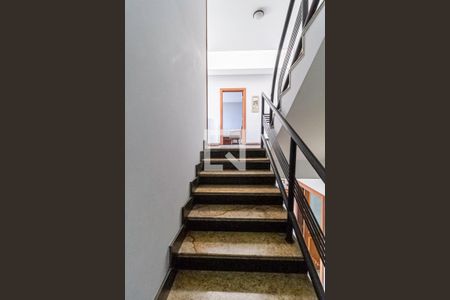 Casa à venda com 1000m², 6 quartos e 9 vagasEscada