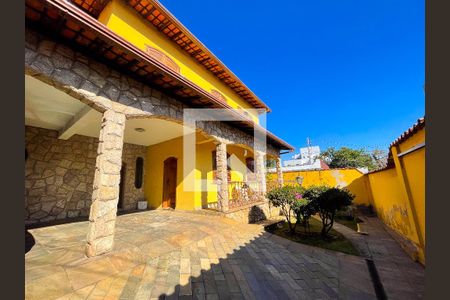 Fachada de casa à venda com 3 quartos, 247m² em Glória, Contagem