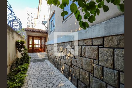 Apartamento à venda com 77m², 2 quartos e 1 vaga Apartamento à venda com 77m², 2 quartos e 1 vagaFachada e portaria