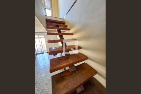 Apartamento à venda com 210m², 2 quartos e 1 vaga Apartamento à venda com 210m², 2 quartos e 1 vagaEscada para 2º Andar