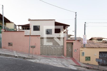 Casa para alugar com 300m², 4 quartos e 6 vagas Casa para alugar com 300m², 4 quartos e 6 vagasFachada