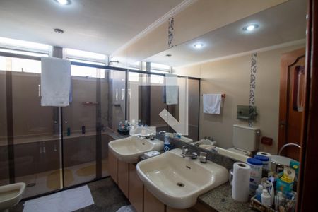 Apartamento à venda com 320m², 4 quartos e 4 vagas Apartamento à venda com 320m², 4 quartos e 4 vagasBanheiro da Suíte 3