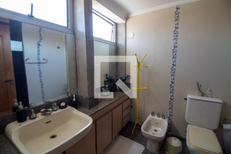 Apartamento à venda com 320m², 4 quartos e 4 vagas Apartamento à venda com 320m², 4 quartos e 4 vagasBanheiro da Suíte 1
