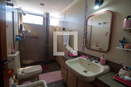 Apartamento à venda com 320m², 4 quartos e 4 vagas Apartamento à venda com 320m², 4 quartos e 4 vagasBanheiro da Suíte 2