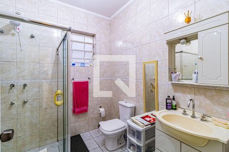 Casa à venda com 340m², 4 quartos e 4 vagasSuíte térreo - Banheiro