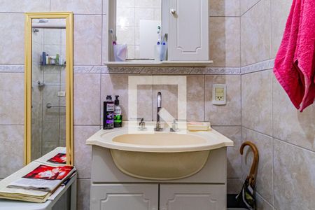 Casa à venda com 340m², 4 quartos e 4 vagasSuíte térreo - Banheiro