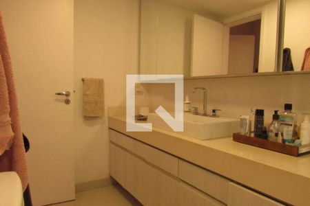 Apartamento à venda com 180m², 3 quartos e 3 vagasSuíte 1 - banheiro