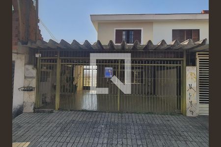 Casa à venda com 175m², 3 quartos e 2 vagasFachada do imóvel com placa QuintoAndar