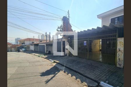 Casa à venda com 175m², 3 quartos e 2 vagasFachada do imóvel com placa QuintoAndar