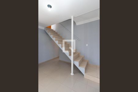 Casa para alugar com 130m², 2 quartos e sem vagaEscada