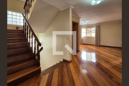 Casa à venda com 650m², 3 quartos e 10 vagas Casa à venda com 650m², 3 quartos e 10 vagasHall