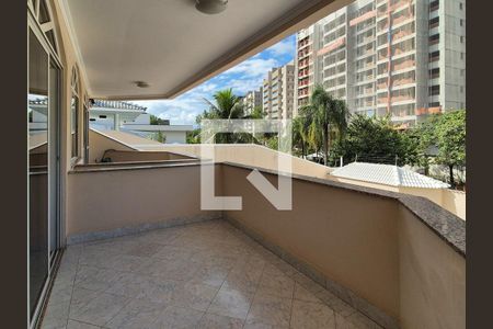 Casa à venda com 650m², 3 quartos e 10 vagas Casa à venda com 650m², 3 quartos e 10 vagasSuite 1 -Varanda