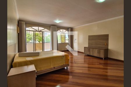 Casa à venda com 650m², 3 quartos e 10 vagas Casa à venda com 650m², 3 quartos e 10 vagasSuíte 2