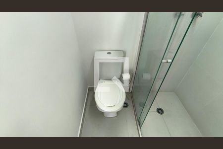 Banheiro de kitnet/studio para alugar com 1 quarto, 28m² em Vila Firmiano Pinto, São Paulo