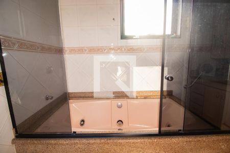 Casa à venda com 263m², 4 quartos e 9 vagasBanheiro suite 1