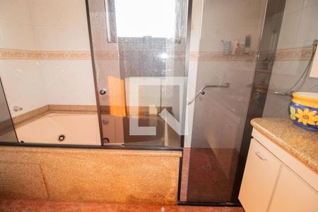 Casa à venda com 263m², 4 quartos e 9 vagasBanheiro suite 1