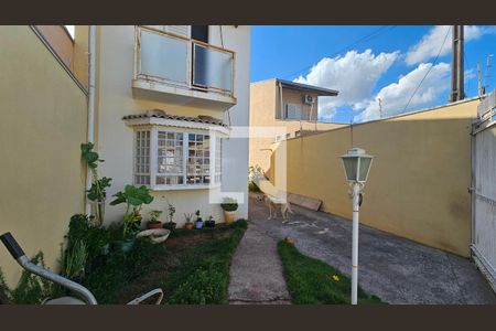 Casa à venda com 135m², 2 quartos e 4 vagas Casa à venda com 135m², 2 quartos e 4 vagasFachada