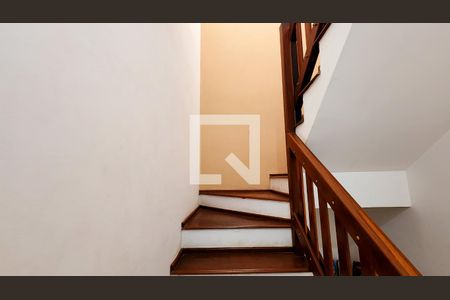 Casa à venda com 135m², 2 quartos e 4 vagas Casa à venda com 135m², 2 quartos e 4 vagasEscada