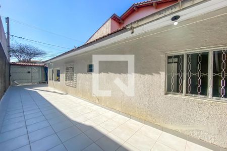 Casa à venda com 208m², 2 quartos e 4 vagas Casa à venda com 208m², 2 quartos e 4 vagasQuintal e Garagem