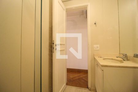 Apartamento à venda com 234m², 5 quartos e 4 vagasBanheiro da Suíte 1
