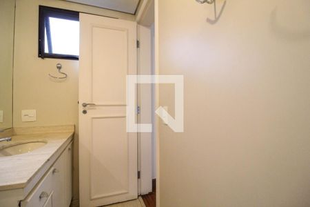 Apartamento à venda com 234m², 5 quartos e 4 vagasBanheiro da Suíte 2