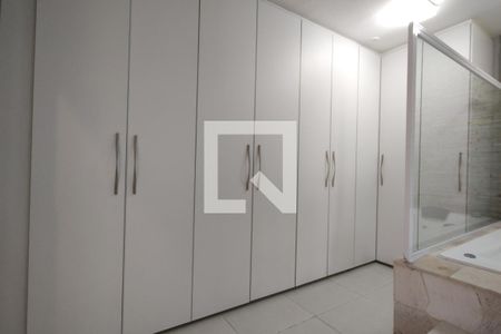 Casa à venda com 380m², 4 quartos e 2 vagasBanheiro da Suíte 1