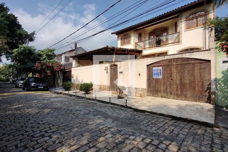 Casa à venda com 380m², 4 quartos e 2 vagasFachada