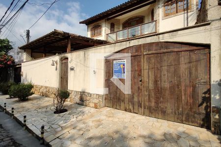 Casa à venda com 380m², 4 quartos e 2 vagasFachada