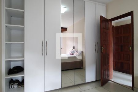 Casa à venda com 380m², 4 quartos e 2 vagasQuarto 3 - Armários