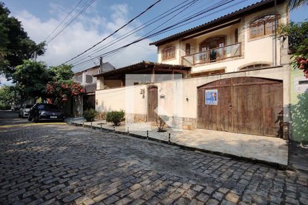 Casa à venda com 380m², 4 quartos e 2 vagasFachada