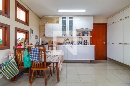 Casa à venda com 420m², 4 quartos e 5 vagas Casa à venda com 420m², 4 quartos e 5 vagasCozinha