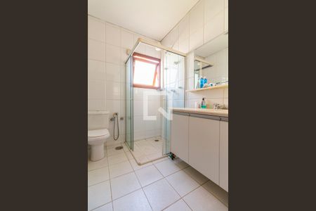 Casa à venda com 420m², 4 quartos e 5 vagas Casa à venda com 420m², 4 quartos e 5 vagasBanheiro da Suíte 2