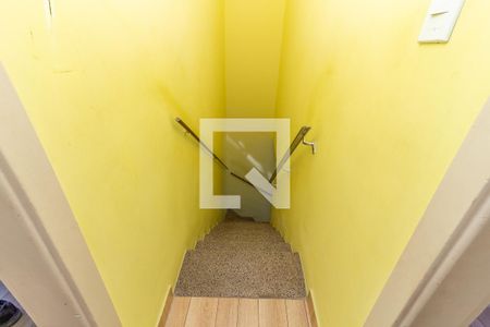 Casa à venda com 120m², 2 quartos e 2 vagasEscada