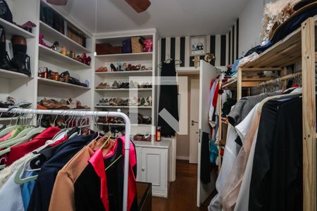 Apartamento para alugar com 240m², 4 quartos e 4 vagas Apartamento para alugar com 240m², 4 quartos e 4 vagasCloset suite