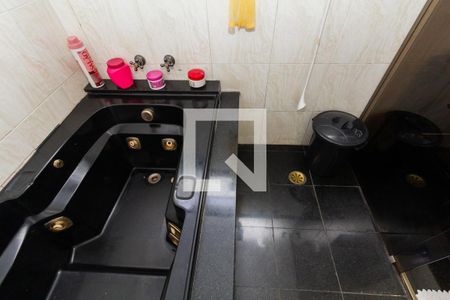 Casa à venda com 250m², 4 quartos e 4 vagasBanheiro 1 - suíte