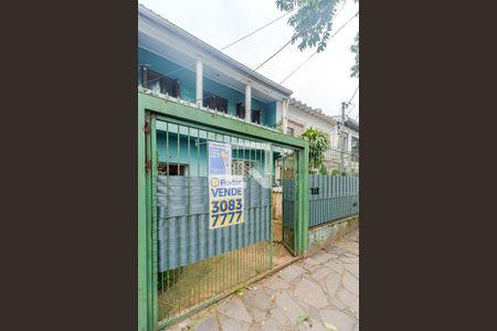 Casa à venda com 100m², 5 quartos e 1 vaga Casa à venda com 100m², 5 quartos e 1 vagaFachada