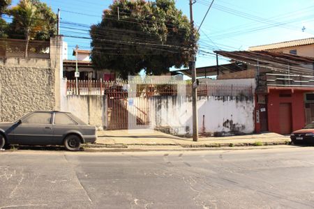 Casa à venda com 360m², 2 quartos e 2 vagas Casa à venda com 360m², 2 quartos e 2 vagasFachada