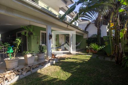 Casa de condomínio à venda com 200m², 4 quartos e 4 vagasQuintal