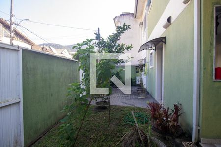 Casa de condomínio à venda com 200m², 4 quartos e 4 vagasQuintal