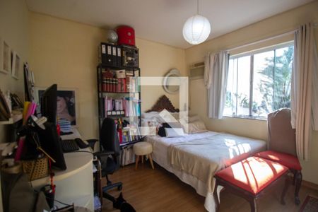 Casa de condomínio à venda com 200m², 4 quartos e 4 vagasQuarto 1