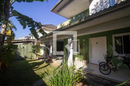 Casa de condomínio à venda com 200m², 4 quartos e 4 vagasQuintal